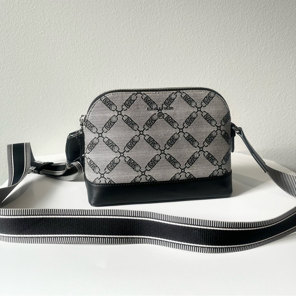 MICHAEL KORS-NWT Jet Set Charm Black Crossbody Bag Black and White Thick Strap - Picture 3 of 10